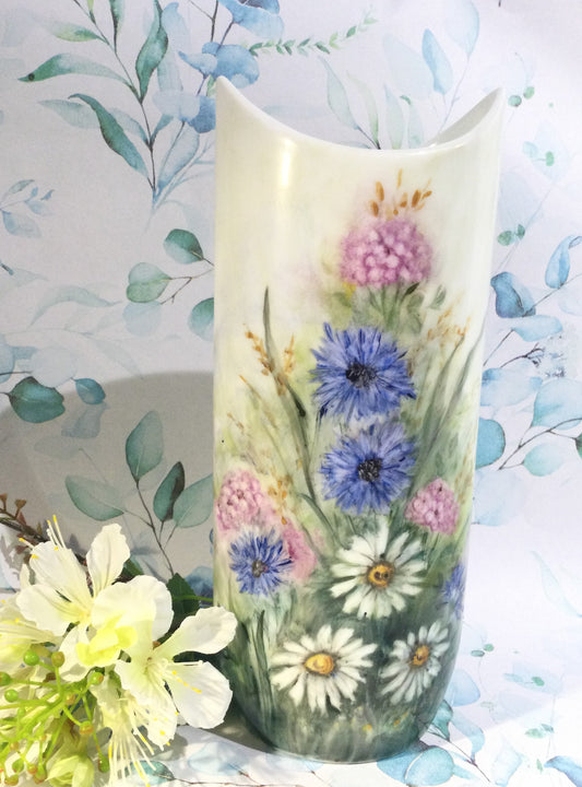 Vase med markblomster.