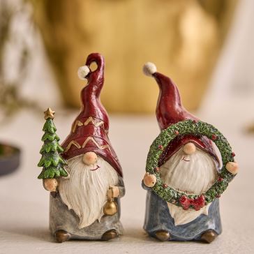 Nissefigurer med juletræ og krans – hyggelig julepynt