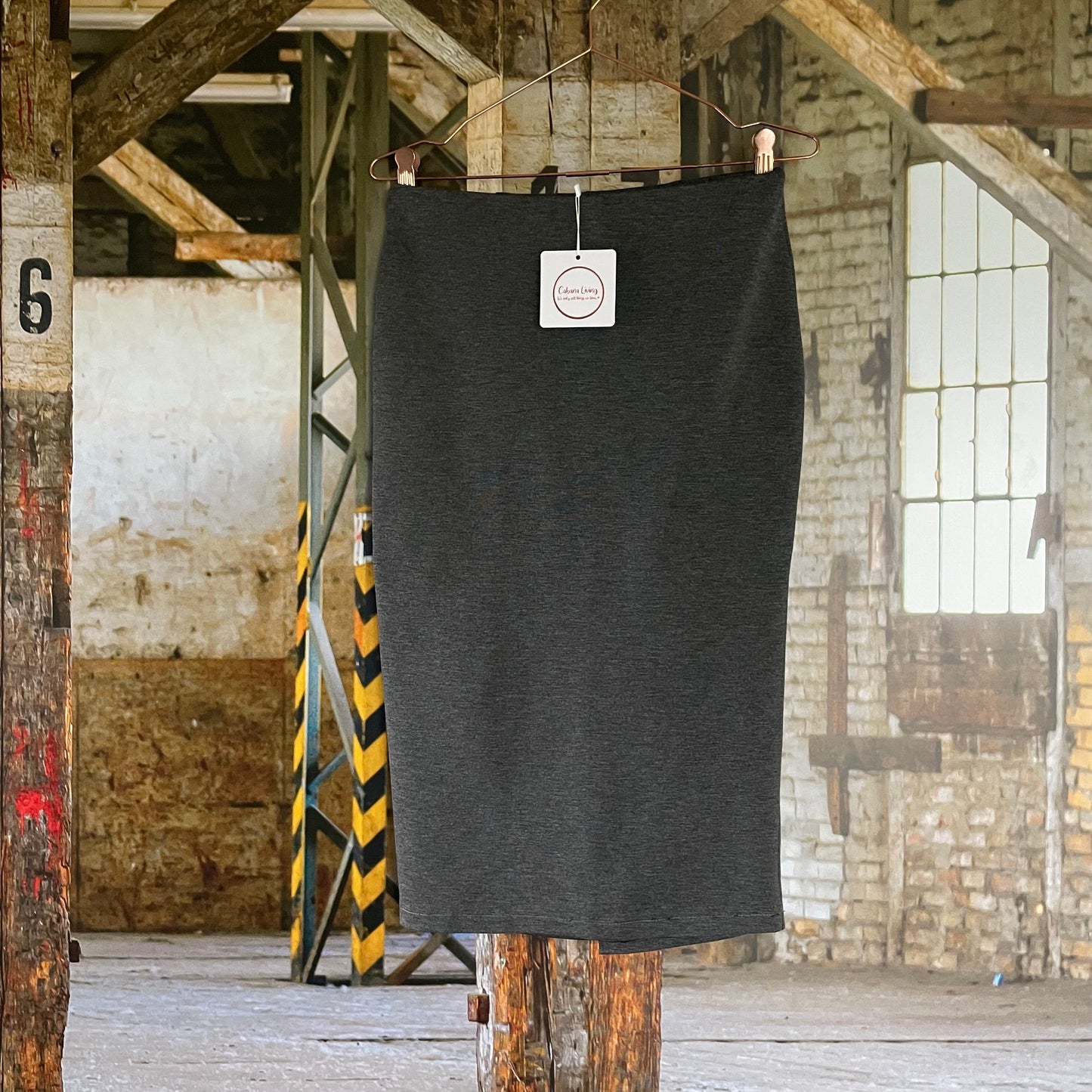 Grå pencilnederdel.