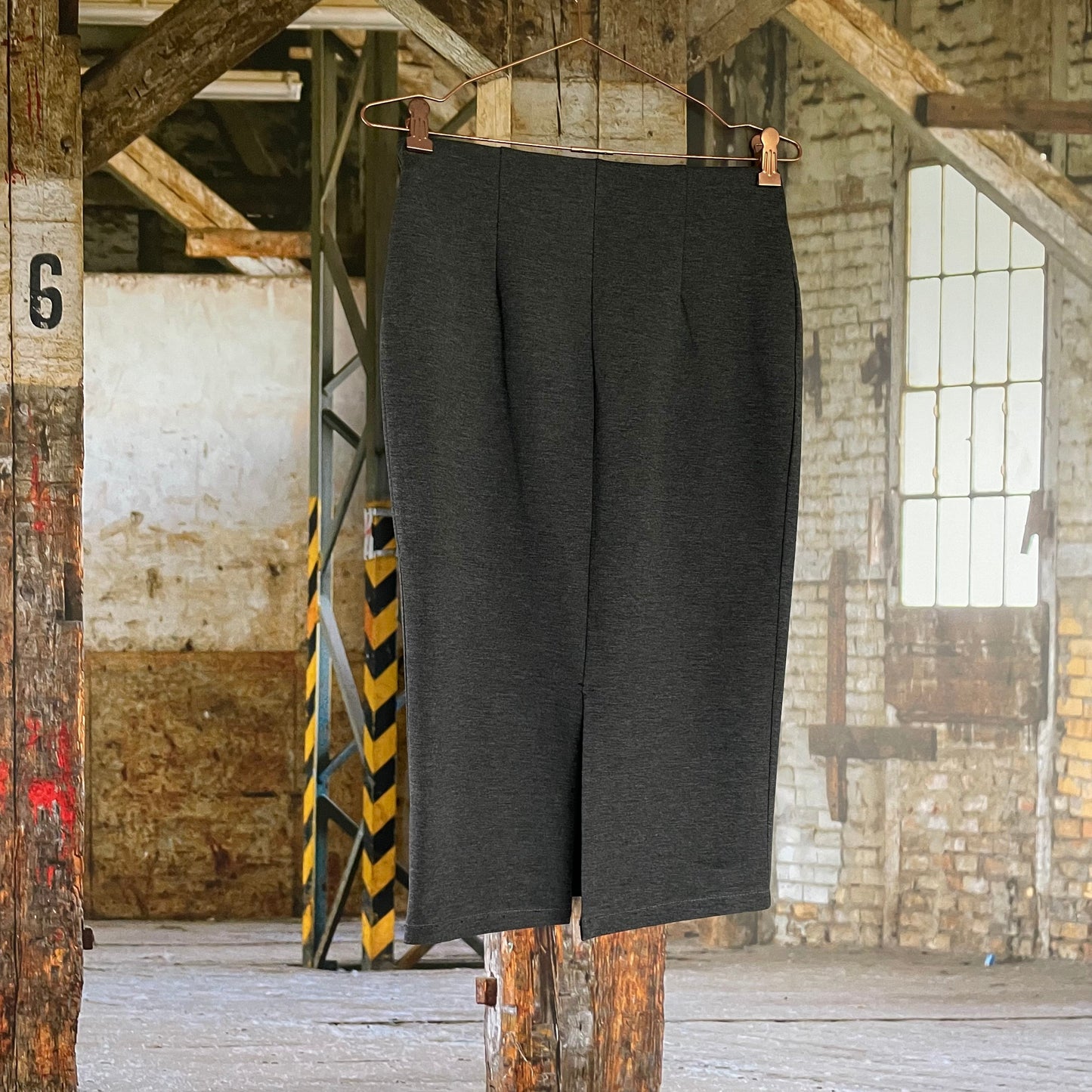 Grå pencilnederdel.