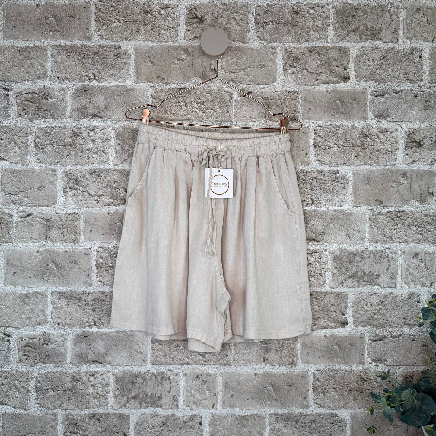 Sandfarvet shorts.