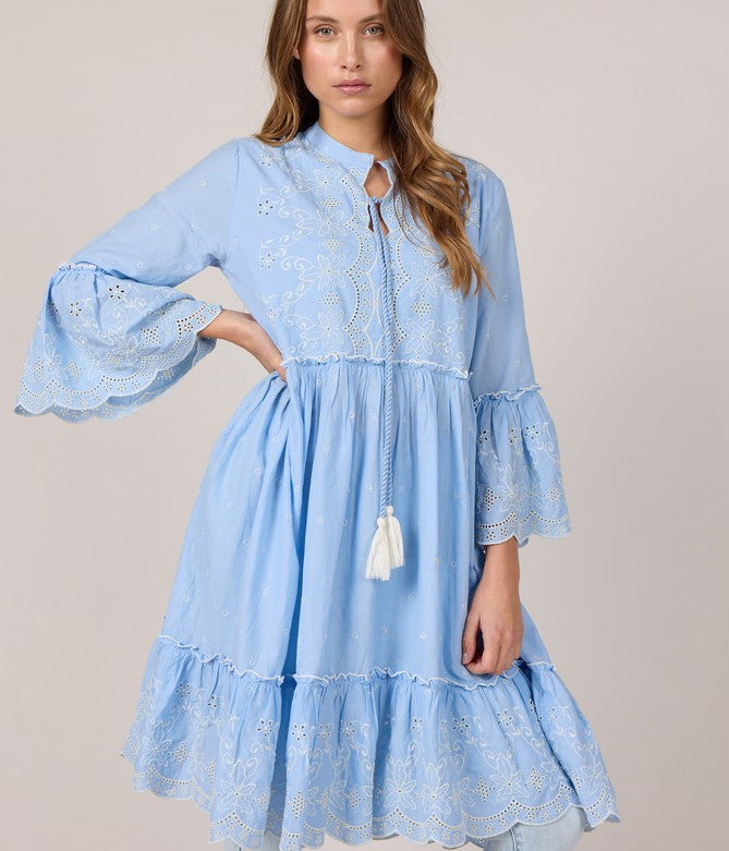 Lyseblå bohokjole med broderie anglaise.