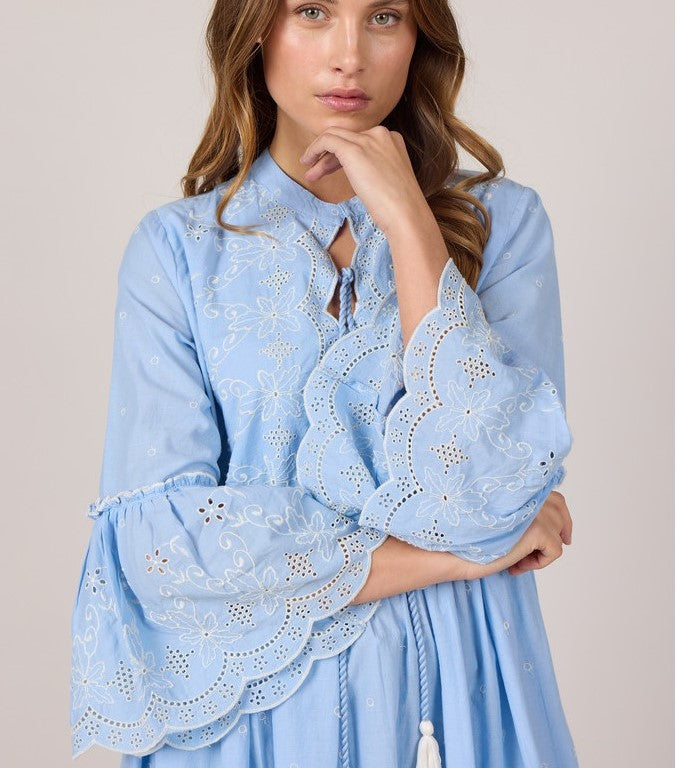 Lyseblå bohokjole med broderie anglaise.