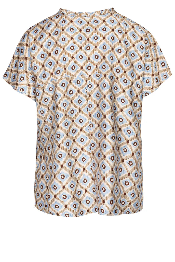 Sød mønstret bluse med flæser.