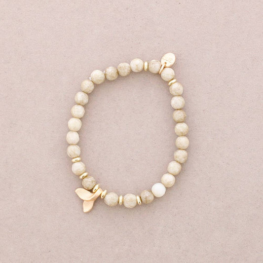 Beige perlearmbånd med guldfarvet stjerne – tidløst smykke