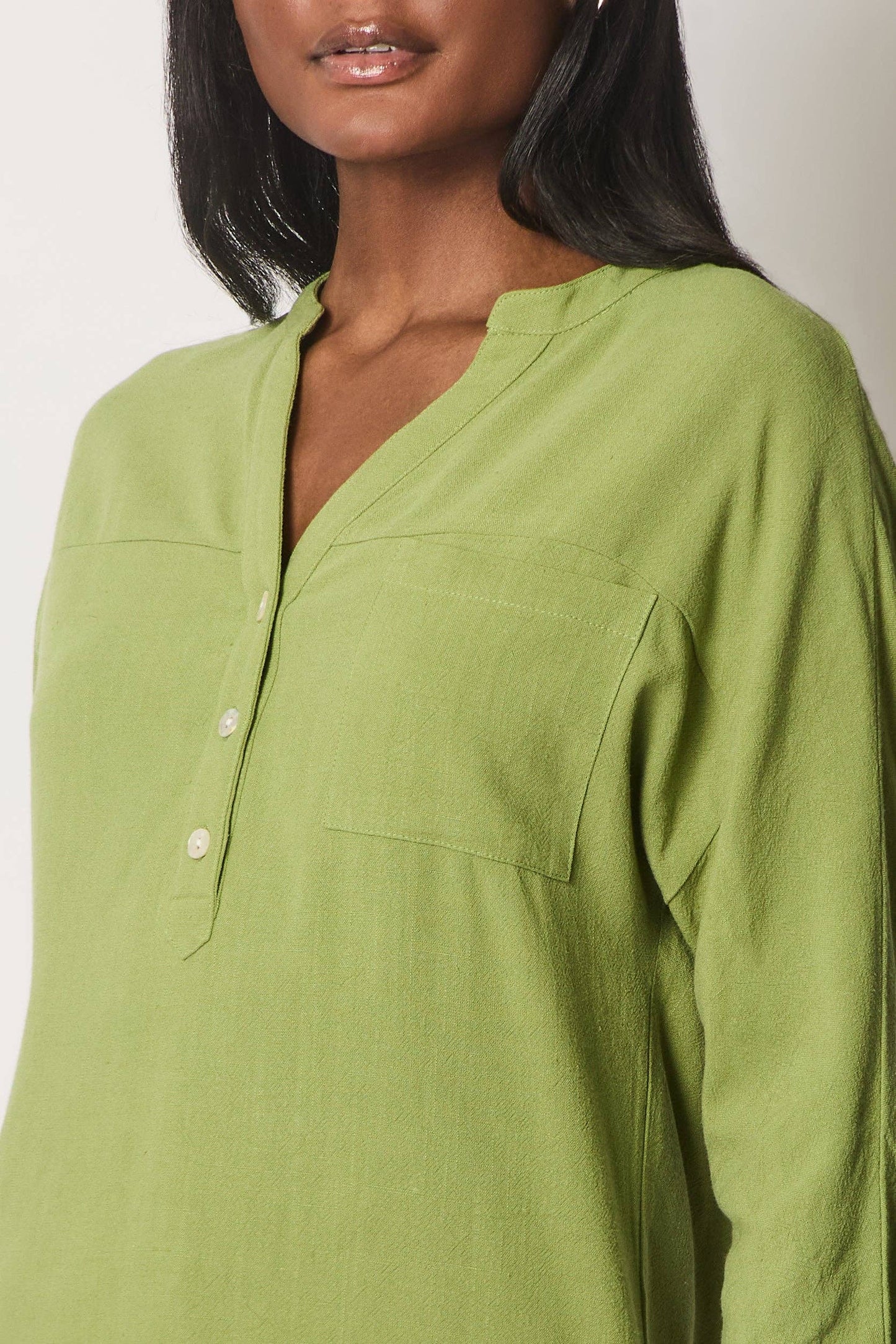 Bluse i hørblanding med knapper.