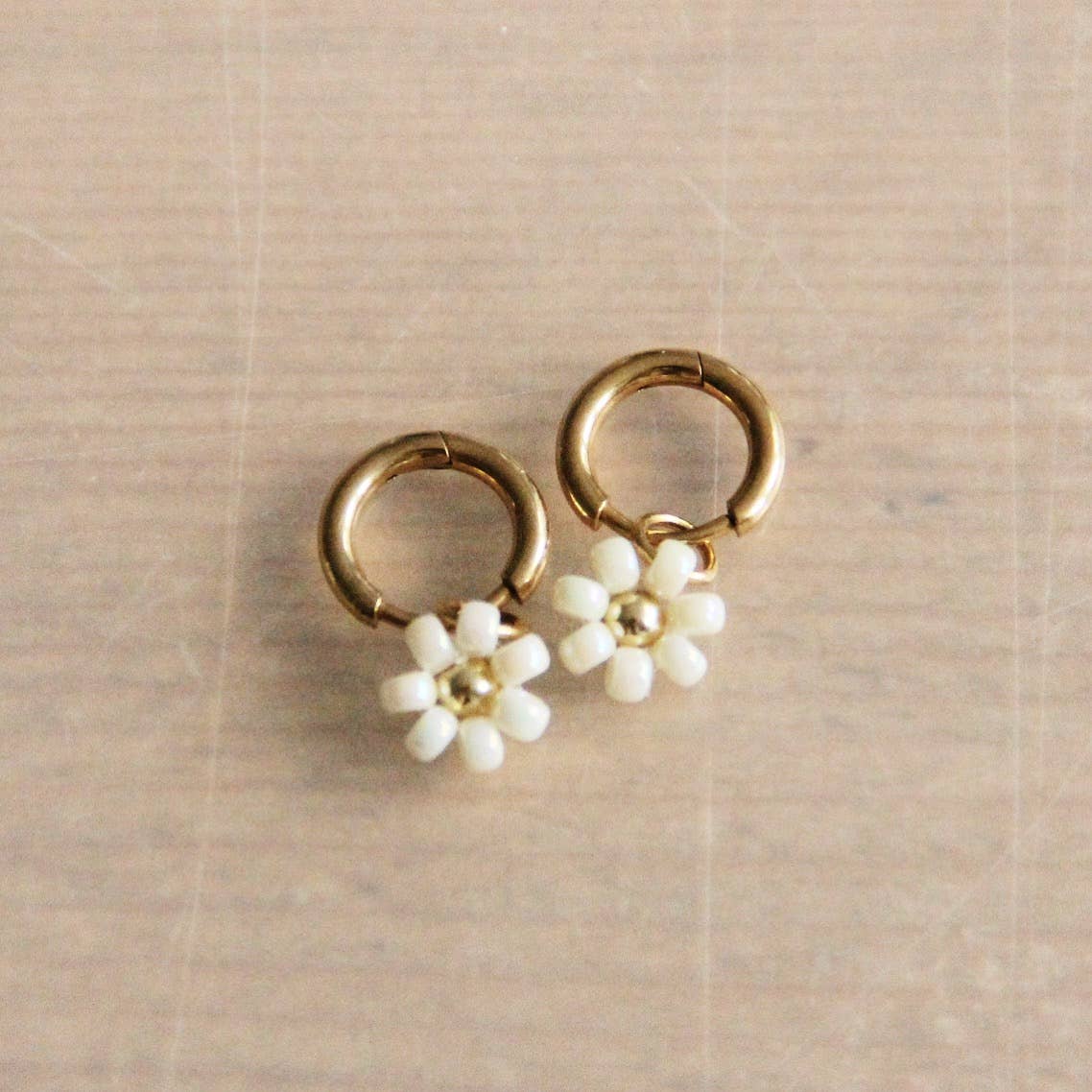 Ørering daisy flower i creme.