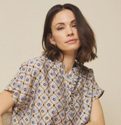 Sød mønstret bluse med flæser.