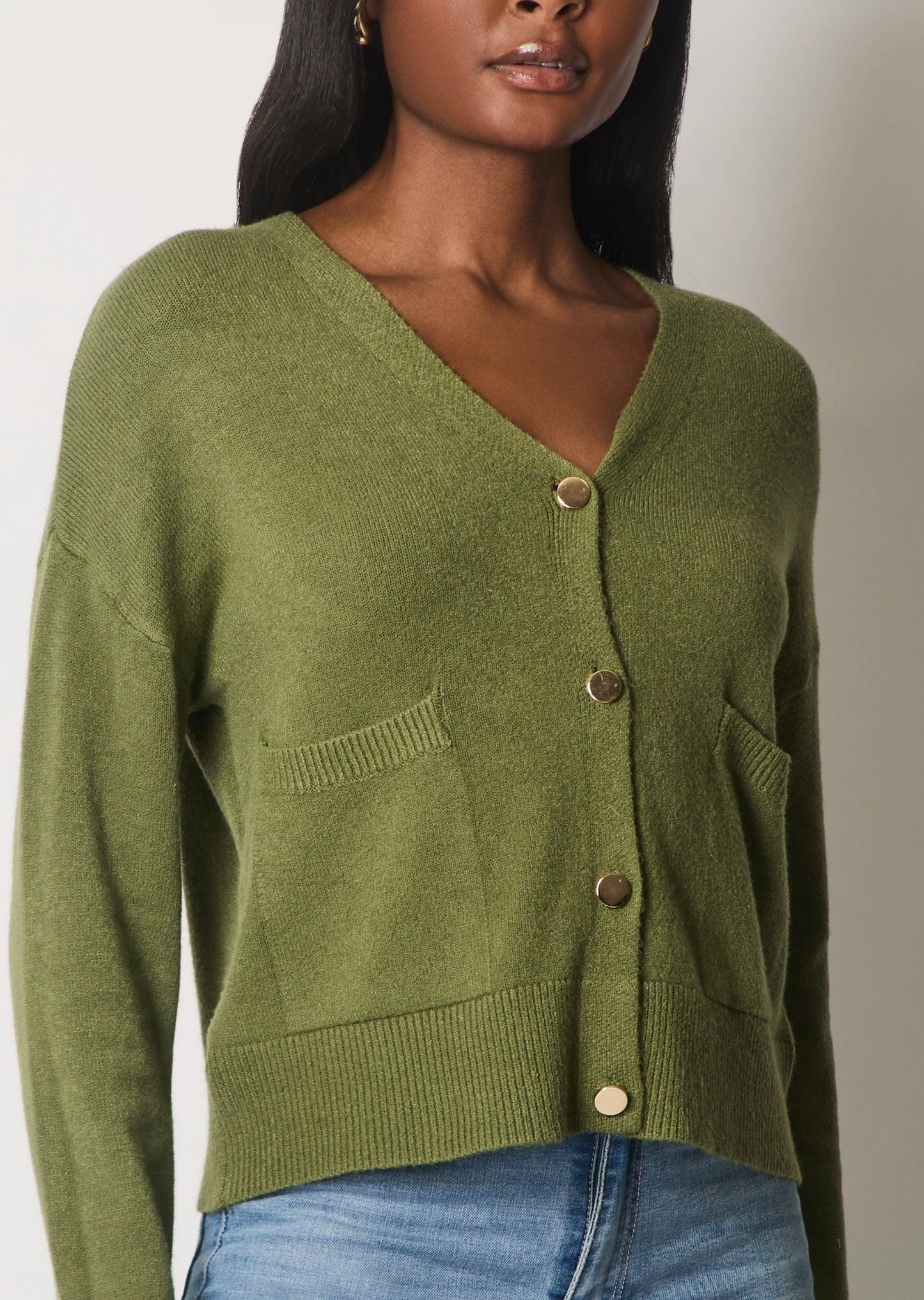 V-hals cardigan med knapper og lommer.