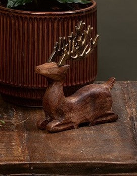 Træ rensdyr liggende med gyldne gevirer – julepynt i træ