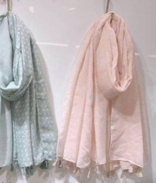 Sart lyserød viskose tørklæde med hvid mønstre.