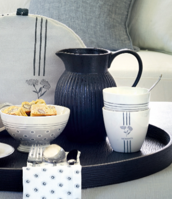 Latte kop i grå med blomster.