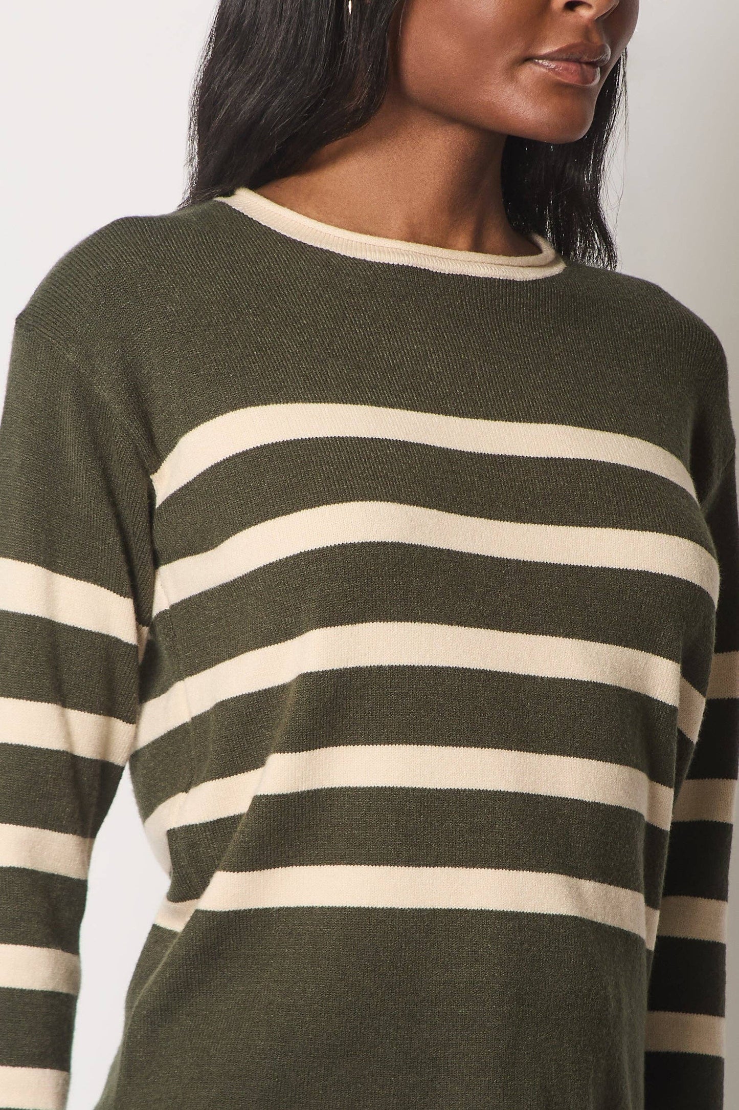 Rundhalset stribet sweater