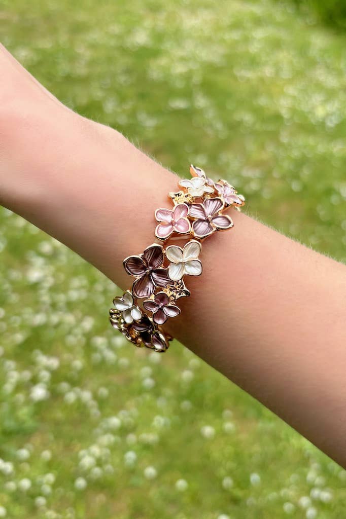 Farverigt blomsterarmbånd i brune nuancer med elastik.