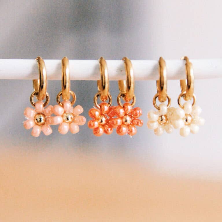 Ørering daisy flower i creme.