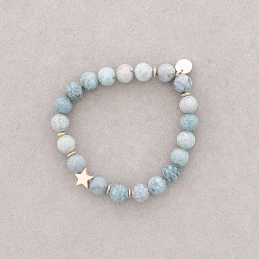 Tidløst smykke – Lyseblå perlearmbånd med guldfarvet stjerne