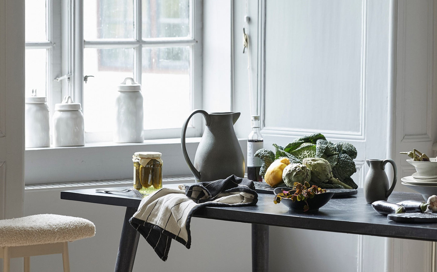 Høj rustik stentøjskande.