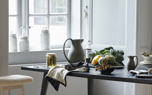 Høj rustik stentøjskande.