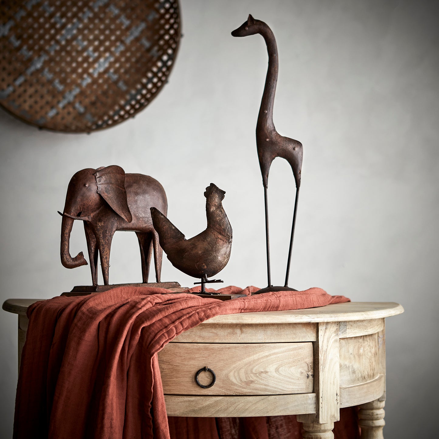 Rustik hønefigur på fod.