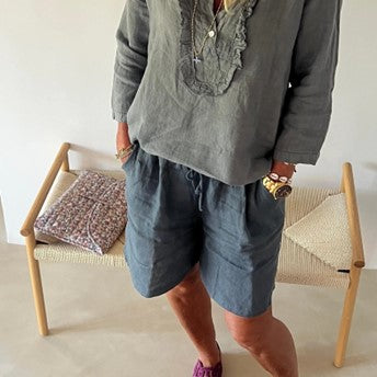 Hør shorts i lyssand farve.