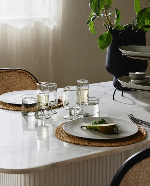 Sandfarvet middagstallerken i keramik.