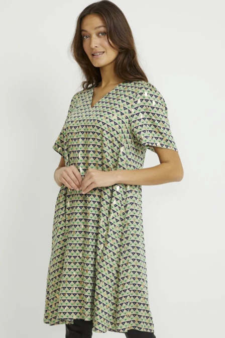 Kjole eller tunika med grøn og guld mønster.