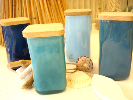 Mellem store glaskrukke med træ låg