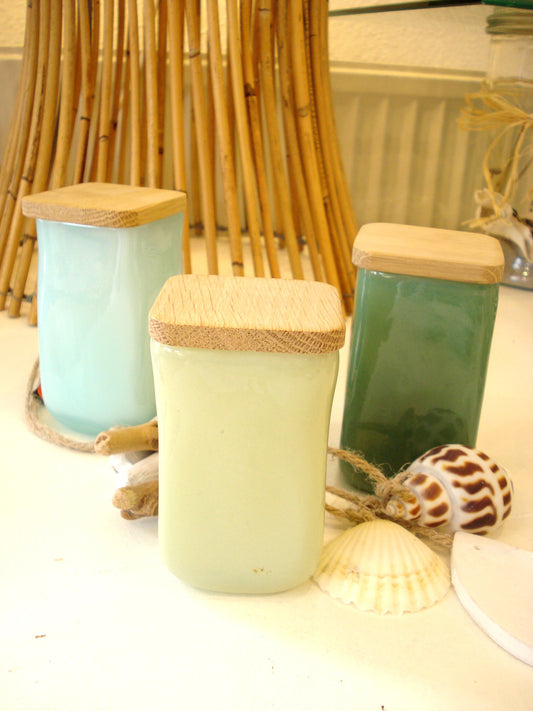 Mellem store glaskrukke med træ låg