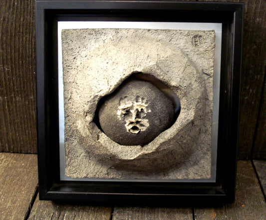 På udkig keramik relief.