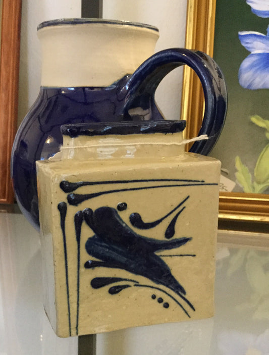 Stentøjsvase med blå mønster.