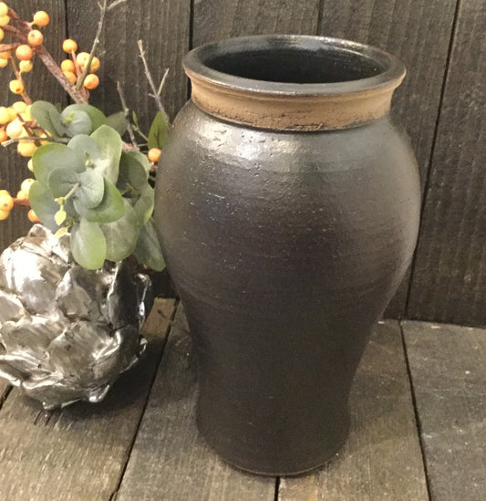 Stor rustik sort-brun stentøjsvase – Hånddrejet af Lars Kähler