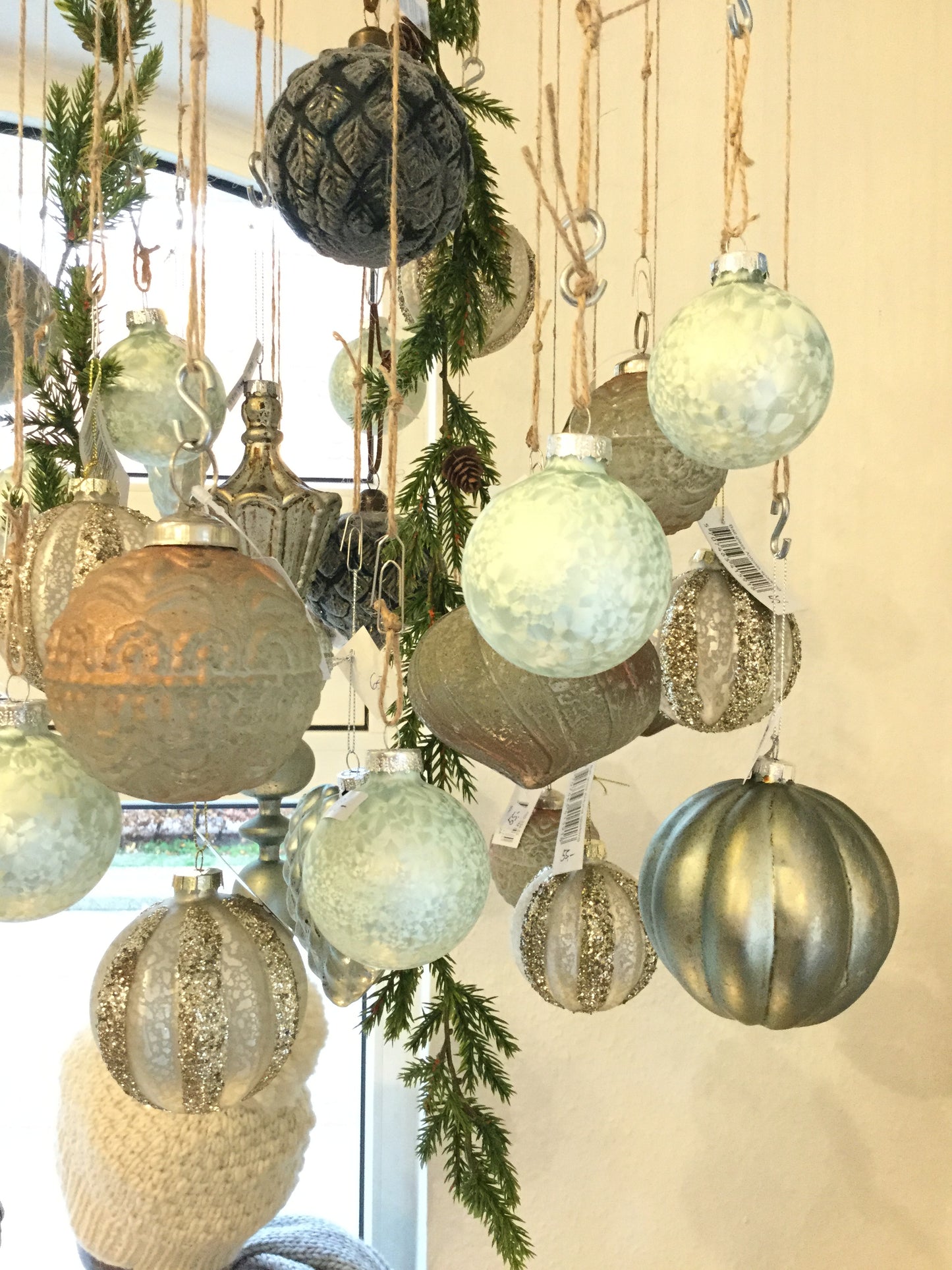 Glas julekugler i mint – Elegant og moderne julepynt
