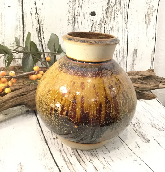 Okkerbrun Kähler vase – Håndlavet stentøj af Lars Kähler