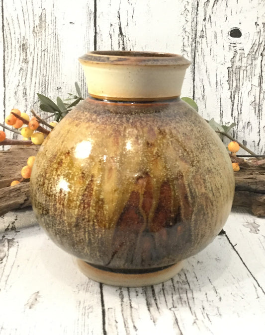 Okkerbrun Kähler vase – Håndlavet stentøj af Lars Kähler