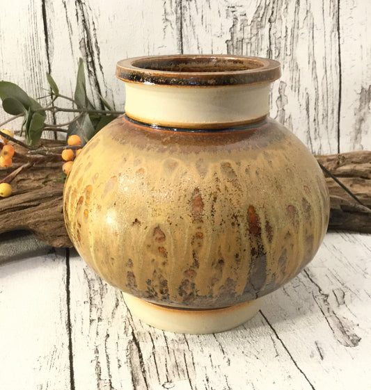 Kähler Okkerbrun vase – Håndlavet stentøj af Lars Kähler