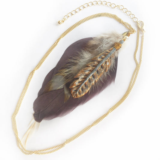 Fjerhalskæde grå polyfjer med brun fjer