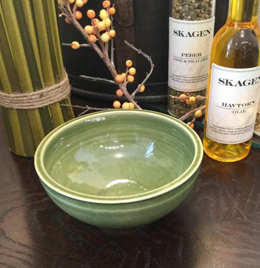 Stentøjsskåle i olivengrøn – Håndlavet af Lars Kähler