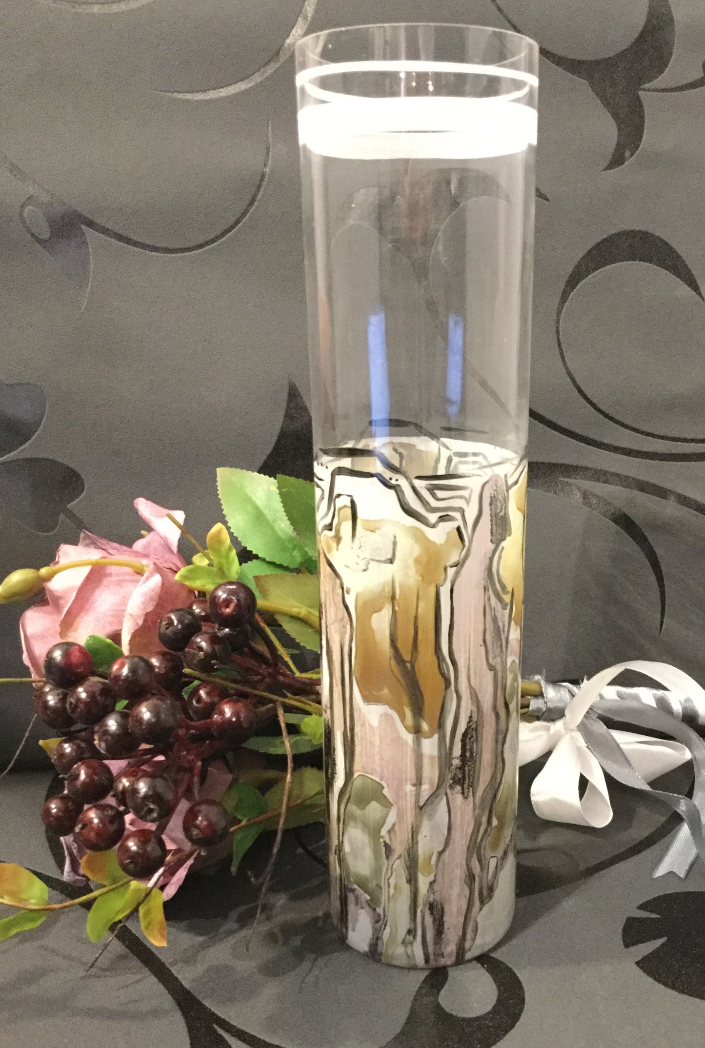 Cylindervase håndmalet i abstrakt mønster