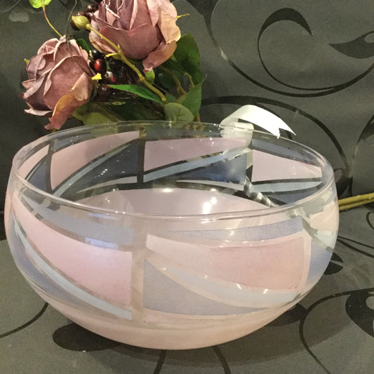 Glas skål i abstrakt lilla og lyserødt mønster.