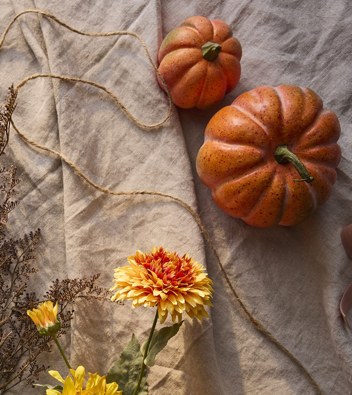 Efterårsstemning i hjemmet – hyggelig brugskunst og varme detaljer