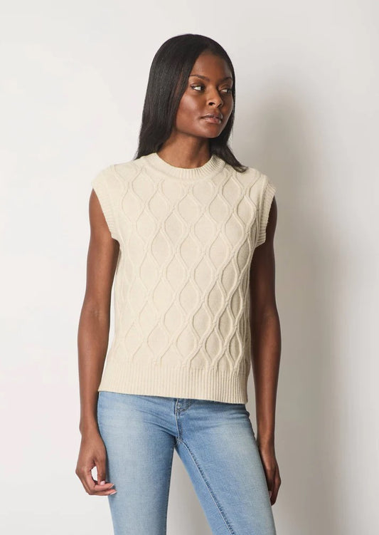 Ærmeløs kabelstrikket jumper.
