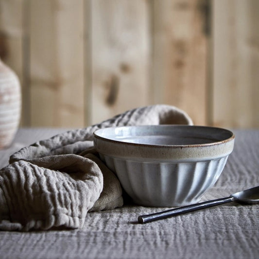 Stentøjs skål i beige.