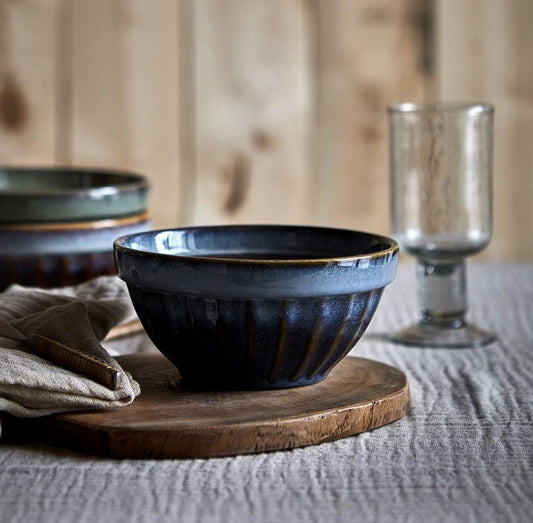 Stentøjs skål i blå.