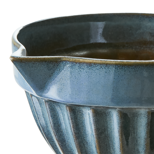 Stentøjs skål med hældetud.