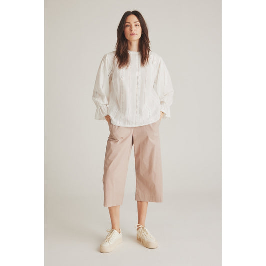 Stump bukser i sandfarve.