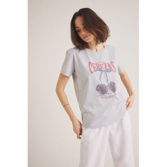 Grå T-shirt med mønstre.