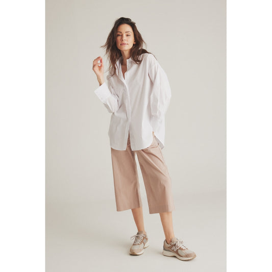 Stump bukser i sandfarve.