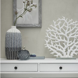Elegant mørkeblå glas bonbon med låg og gylden top.