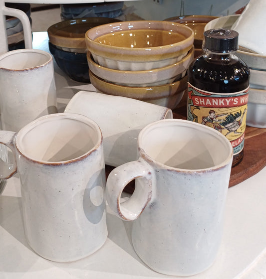 Stentøjs skål i hvid.