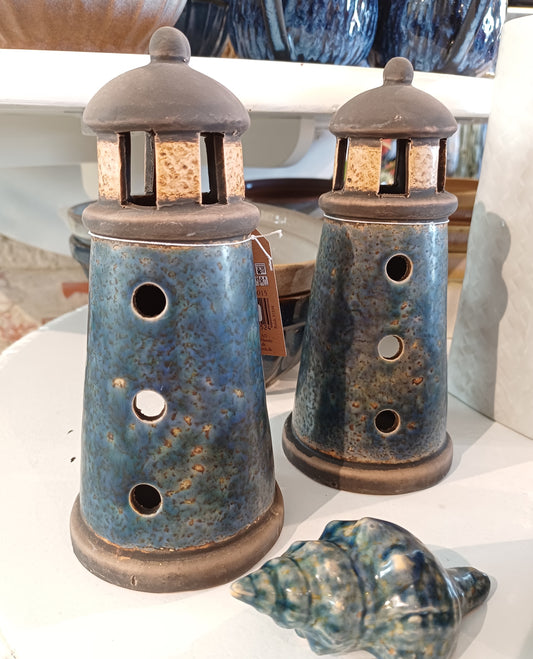 Blå rustik keramik fyrtårn til fyrfadslys.